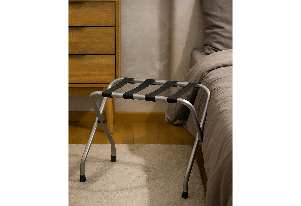 Απεικονίζεται η μπαγκαζιέρα σε δωμάτιο ξενοδοχείου.